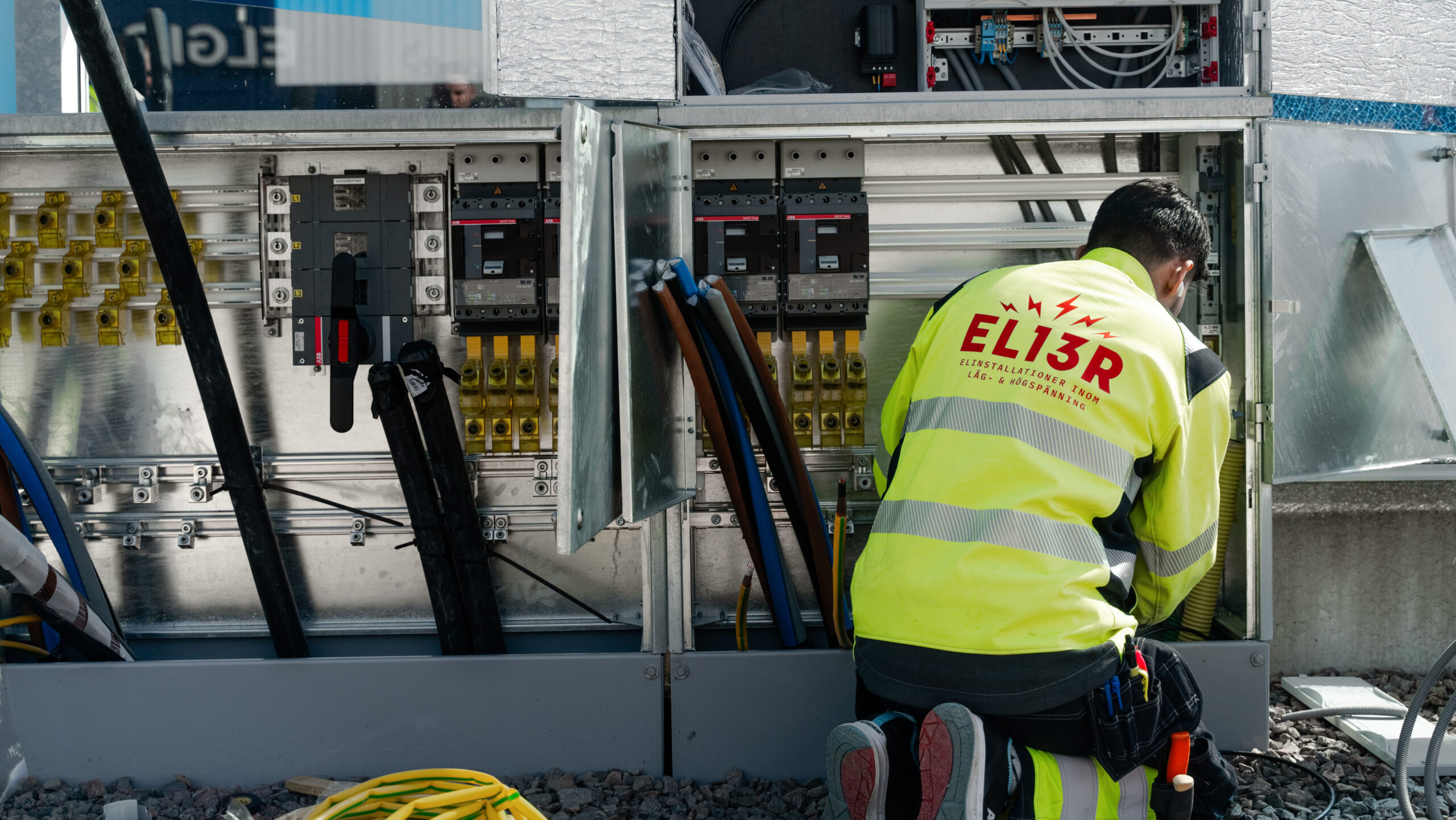 EL13R:s tekniker arbetar i öppet ställverksskåp