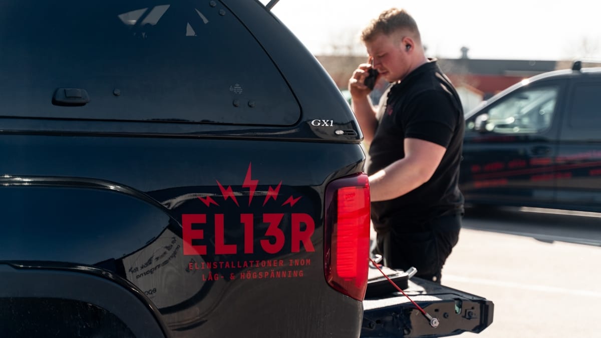 EL13R:s tekniker går igenom anläggningen med kund efter servicebesök