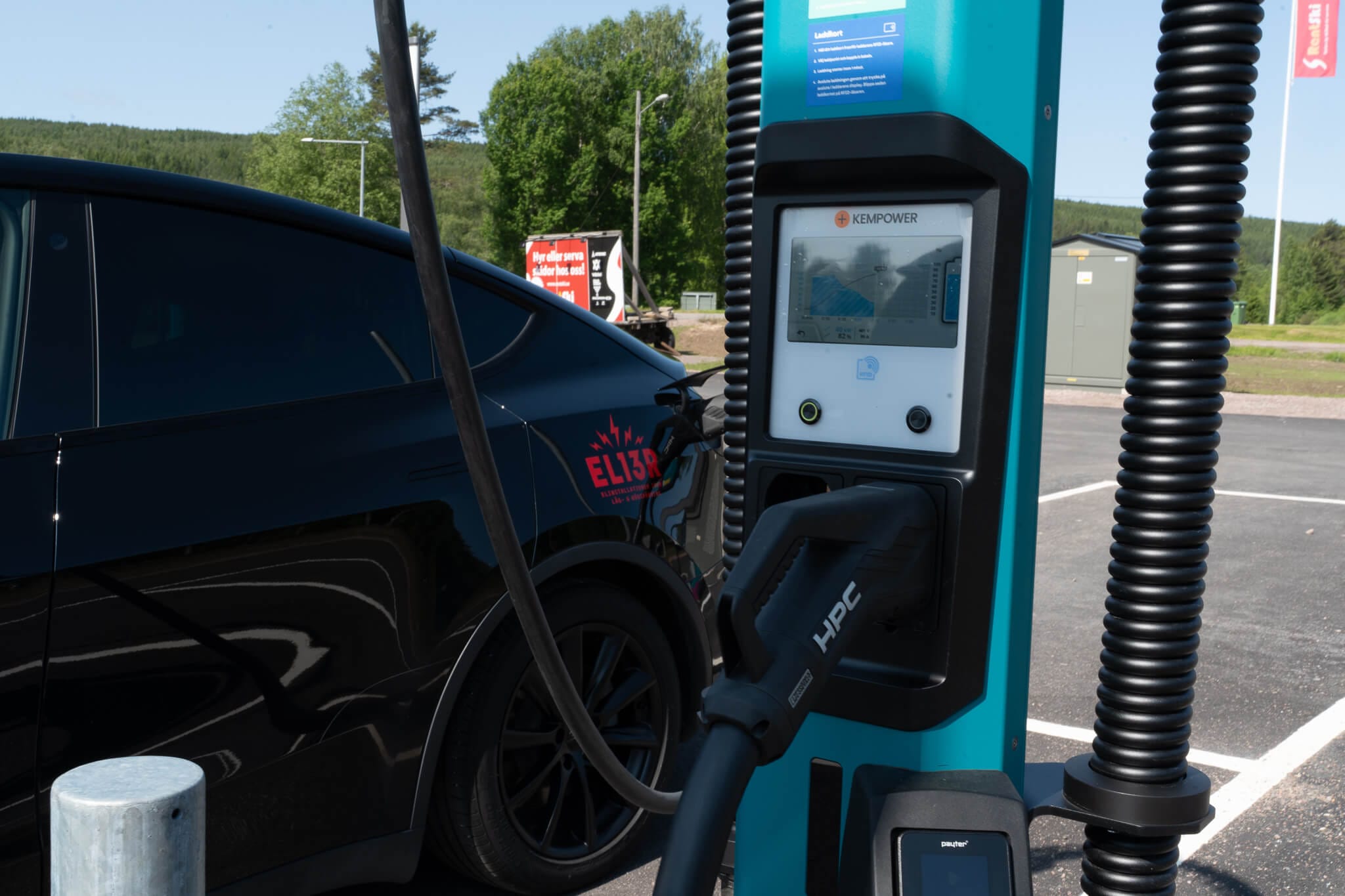 Driftsatt laddstation för företag med personbil som laddar