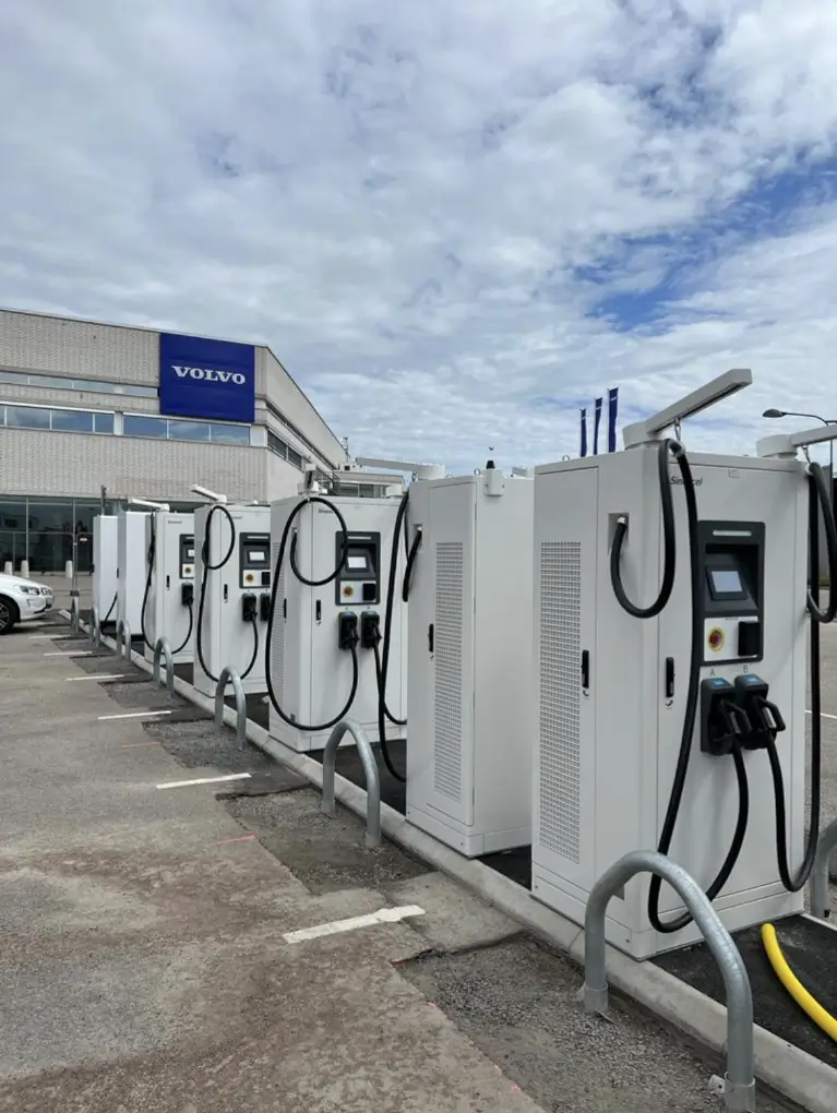 Laddstation för bilhandlare – DC-snabbladdare installerad av EL13R vid fordonshall