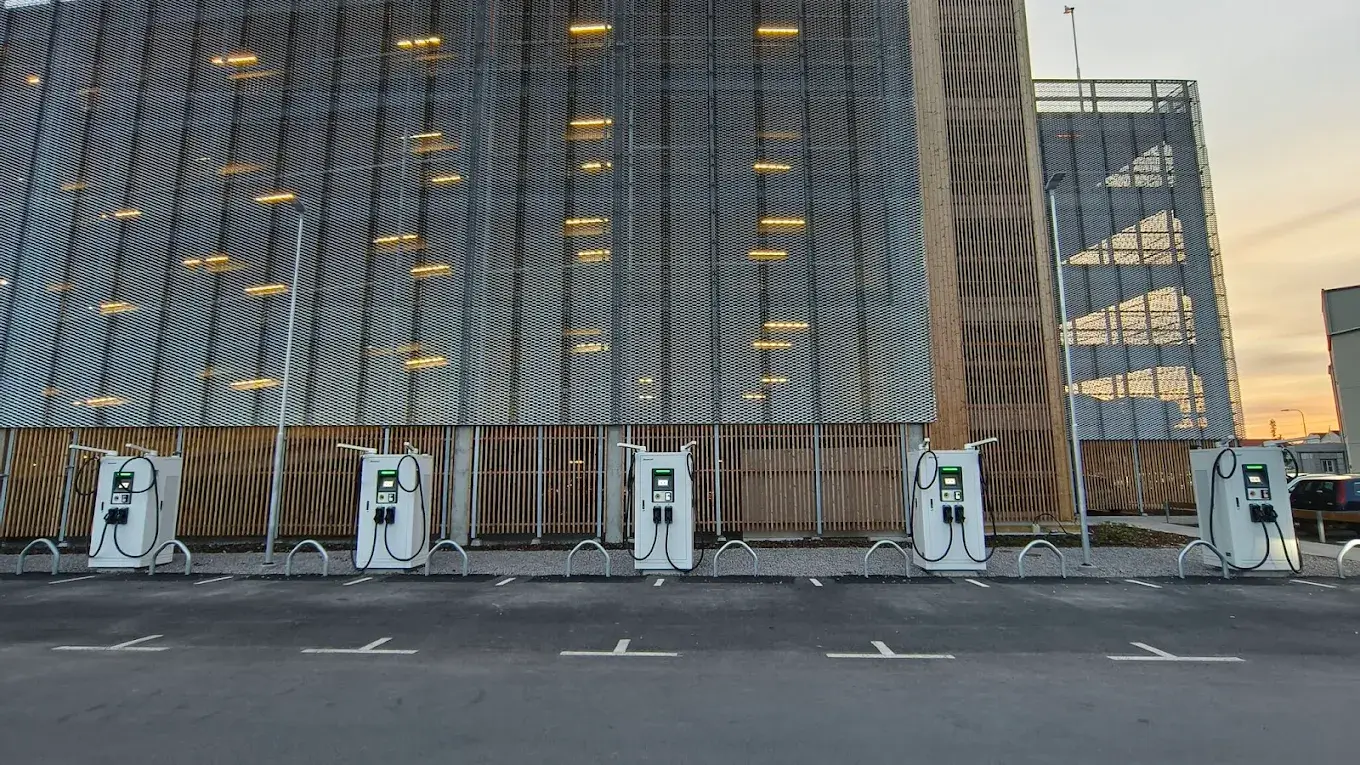 Laddstationer för företag på personalparkering med betallösning