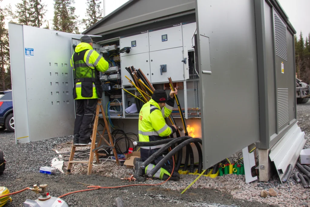 EL13R-elektriker kopplar in nätstationen i Aspnäs