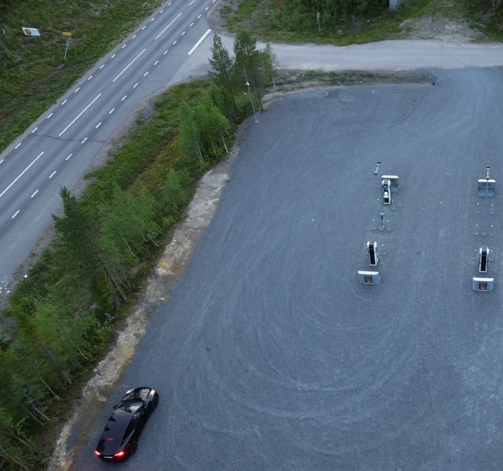 Laddplatsen i Aspnäs intill vägen, sedd ovanifrån